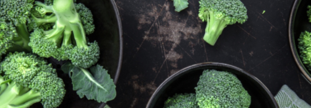 Frischer Brokkoli in Schalen